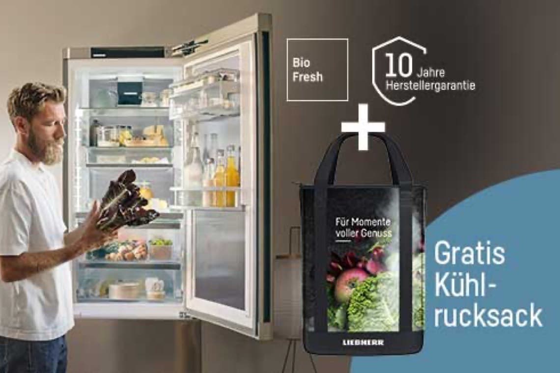 LIEBHERR – Gratis Kühlrucksack – Person räumt Gemüse in offenen Kühlschrank, daneben schwarze Kühltasche mit Gemüsemotiv