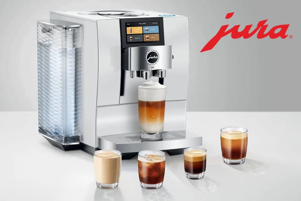 Jura Kaffeevollautomat bereitet Latte Macchiato zu, vier verschiedene Kaffeegetränke in Gläsern stehen davor
