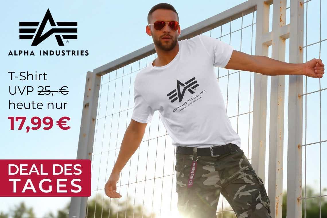 T-Shirt heute nur 17,99 € – Person im Alpha-Industries-T-Shirt lehnt lässig an einem Gitterzaun