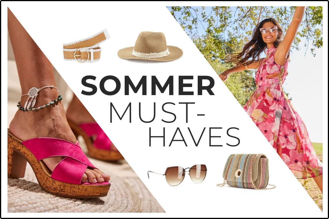 SOMMER MUST-HAVES – Frau im geblümten Kleid, pinke Sandalen, Hut, Gürtel, Sonnenbrille und kleine Umhängetasche