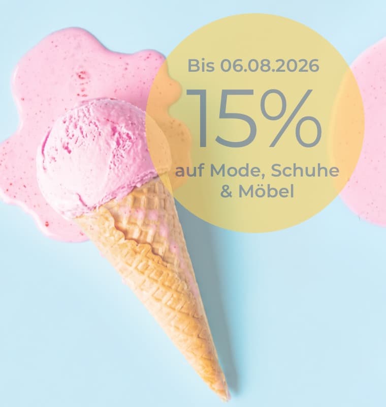 03.08.2026 bis 06.08.2026 15 % auf Mode, Schuhe & Möbel – schmelzendes Erdbeereis in Waffel auf hellblauem Hintergrund