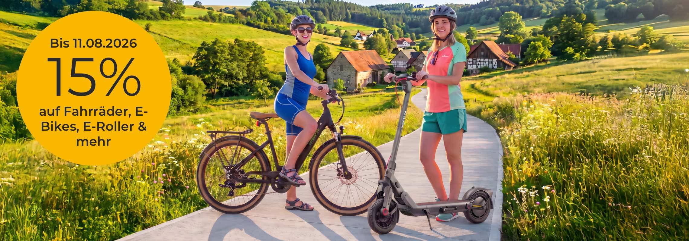 Bis 11.08.2026 15 % auf Fahrräder, E-Bikes, E-Roller – zwei Personen mit Fahrrad und E-Roller auf Weg durch Landschaft