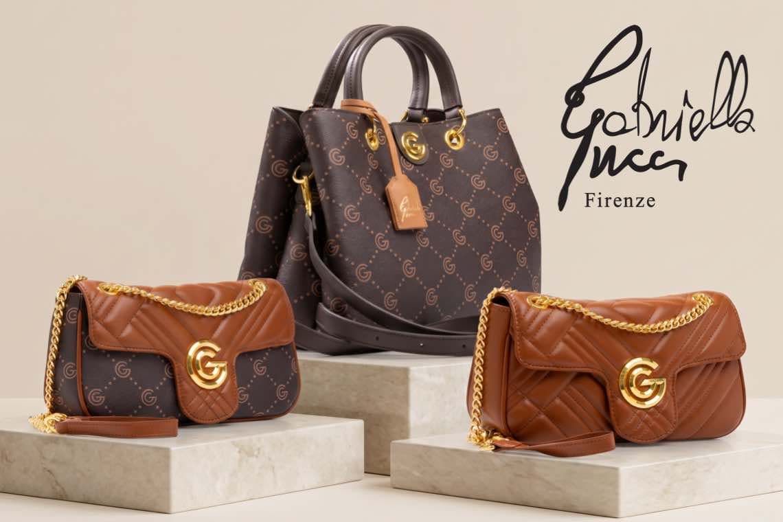 Gabriella Gucci – drei braun gemusterte Handtaschen mit goldenen Details auf hellen Podesten