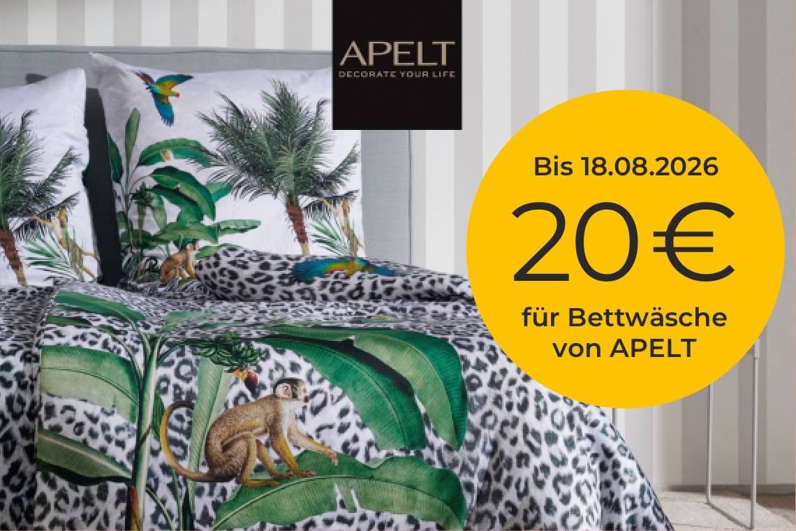 Bis 18.08.2026 20 € für Bettwäsche von APELT – Bett mit Tier- und Tropenmotiv vor gestreifter Wand