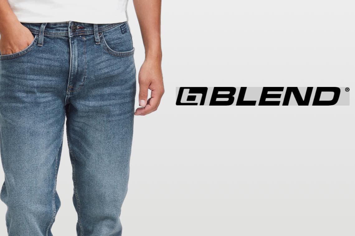 BLEND Logo – Person in Jeans mit Händen locker an der Seite vor hellem Hintergrund