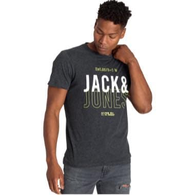Mann in schwarzem T-Shirt mit großem weißen und grünen Schriftzug 'JACK & JONES' und dunkler Jeans, der nach unten schaut und eine Hand am Nacken hat