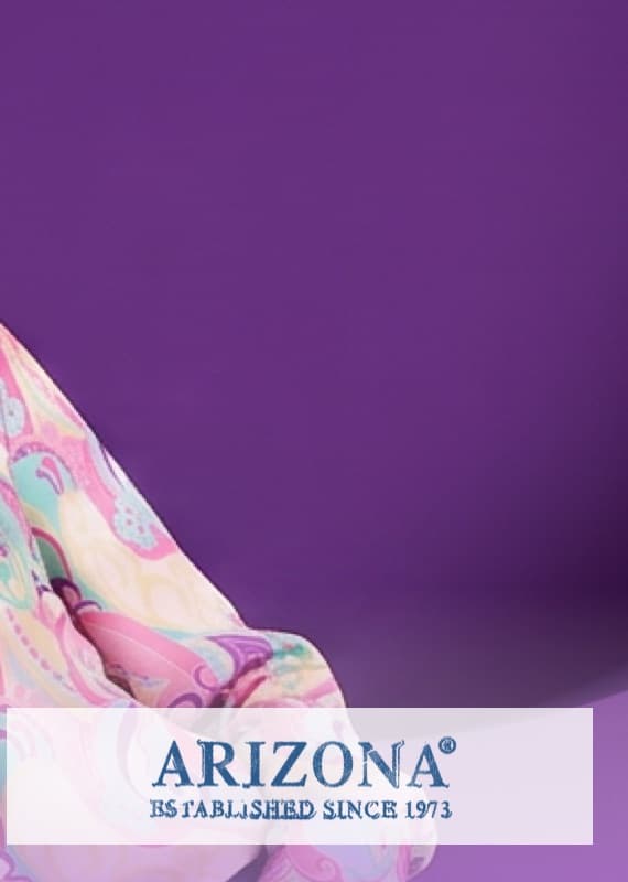 ARIZONA Established since 1973 – bunter gemusterter Stoff vor einfarbig violettem Hintergrund