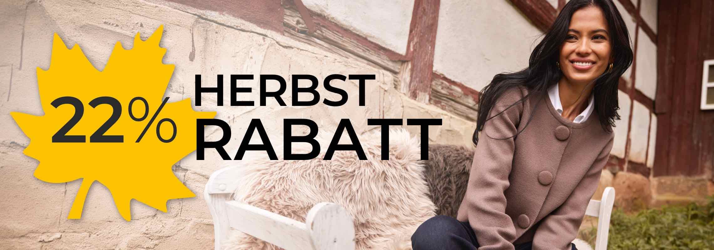 22 % Herbstrabatt auf einem gelben Blatt – lächelnde Frau im Mantel sitzt auf Bank vor Fachwerkhaus