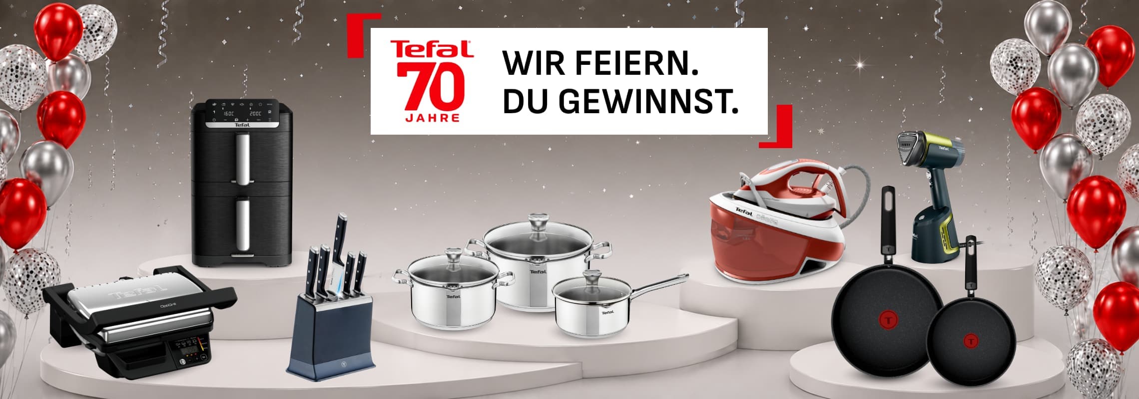Tefal 70 Jahre – Wir feiern. Du gewinnst. Küchen- und Haushaltsgeräte auf Podesten, umrahmt von Luftballons